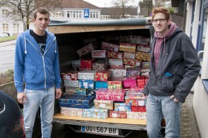 Samuel Karl und Tobias Rathmair beim Verladen